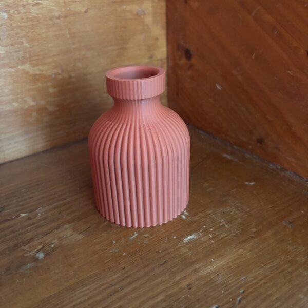 Le Soliflore Japandi : Épure Minérale & Lignes Canelées