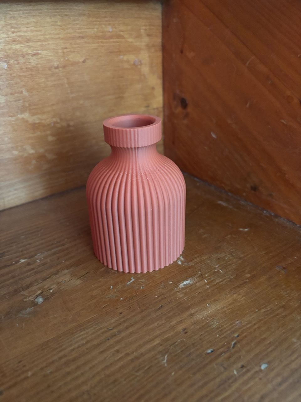 Le Soliflore Japandi : Épure Minérale & Lignes Canelées